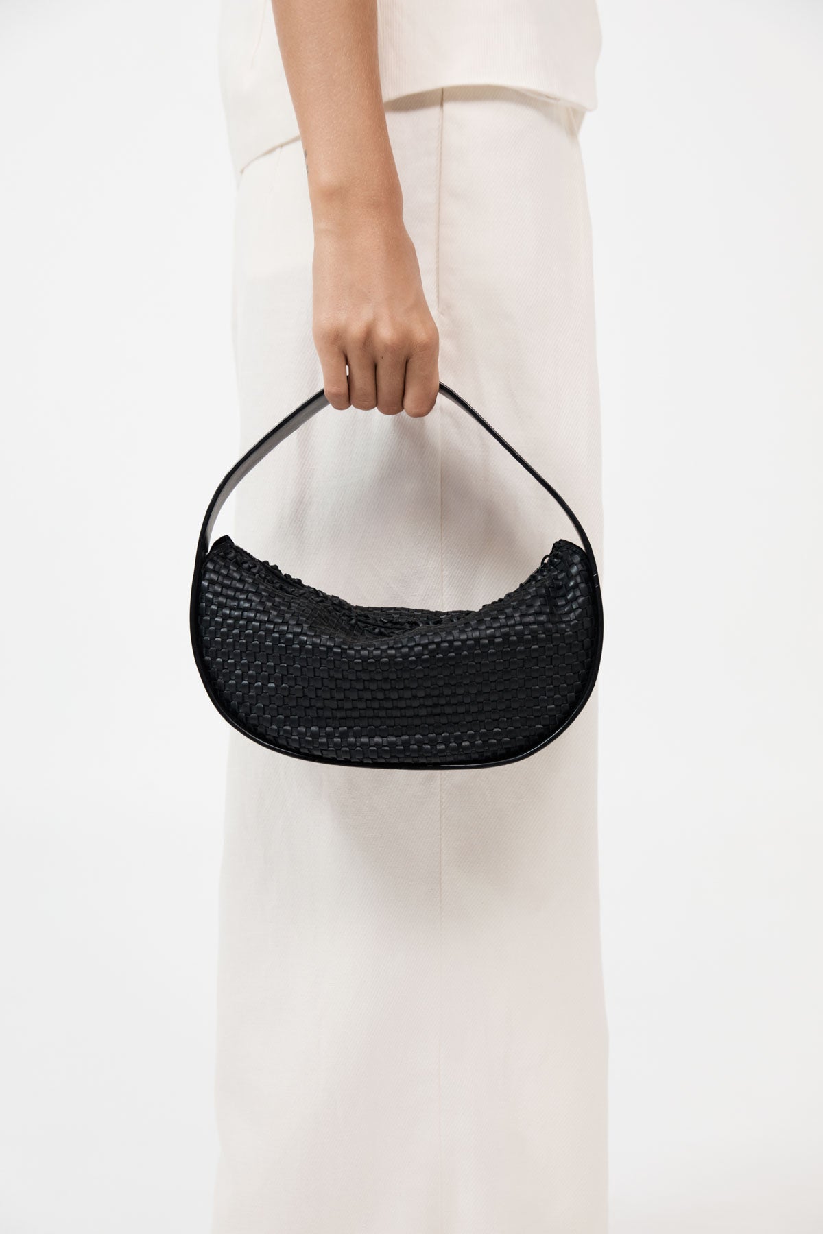 ★St. Agni★ ブラック Petit Arc ウーブン バッグ St. Agni Woven Petit Arc Bag in Black | FWRD