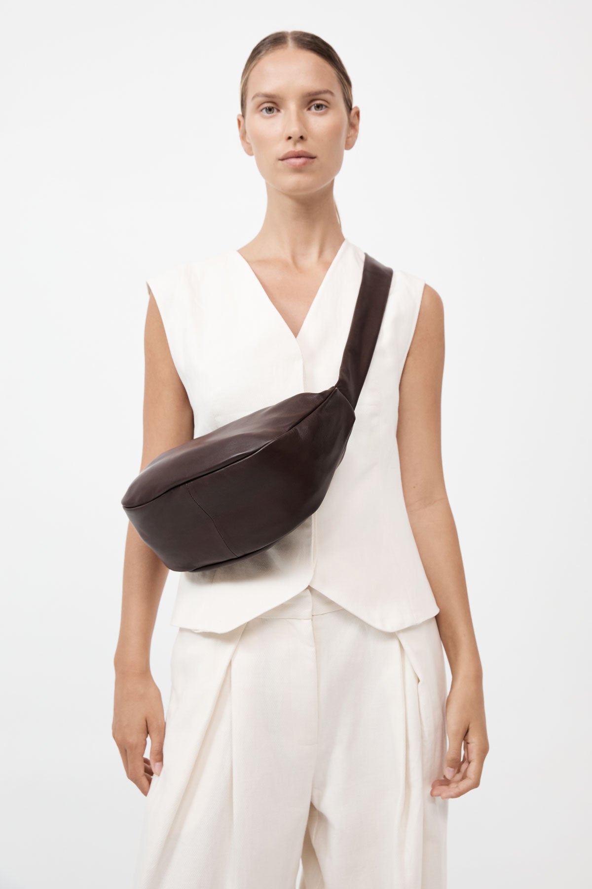 ST. AGNI ソフトレザーショルダーバッグ　アイボリー St. Agni | Soft Crescent Bag | Creme – One of a few
