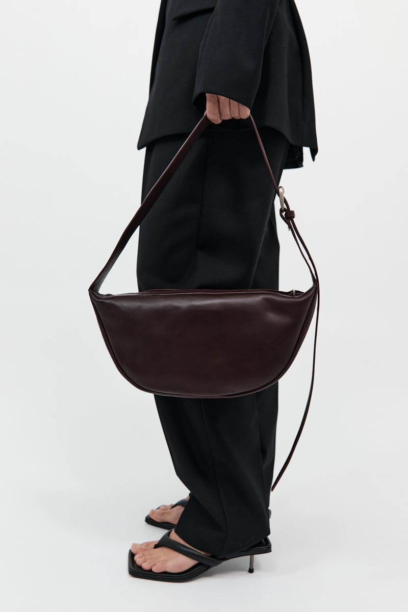 【関税込み】St. Agni バーガンディ Adjustable Crescent バッグ St. Agni | Adjustable Crescent Bag - Bordeaux