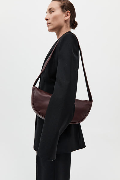 【関税込み】St. Agni バーガンディ Crescent ソフト バッグ St. Agni Soft Crescent Bag in Rouge | FWRD