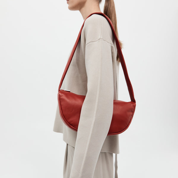 【関税込み】St. Agni バーガンディ Adjustable Crescent バッグ ST. AGNI | Adjustable Crescent Bag in Bordeaux | shopzane – Zane